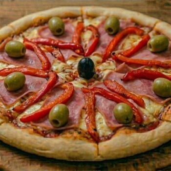 Pizza Muzzarella con Jamón y Morrón